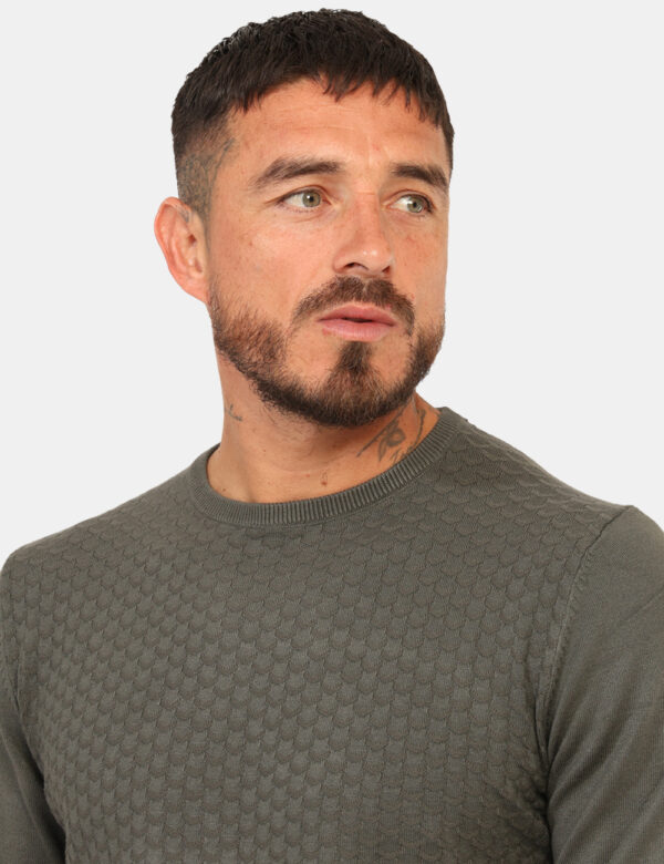 Maglione Yes Zee Grigio - Maglione classico, girocollo, con trama intrecciata e in total grigio. La vestibilità è morbida e