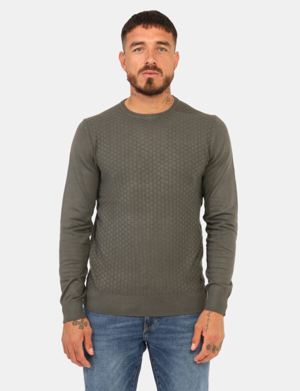 Maglione Yes Zee Grigio - Maglione classico, girocollo, con trama intrecciata e in total grigio. La vestibilità è morbida e