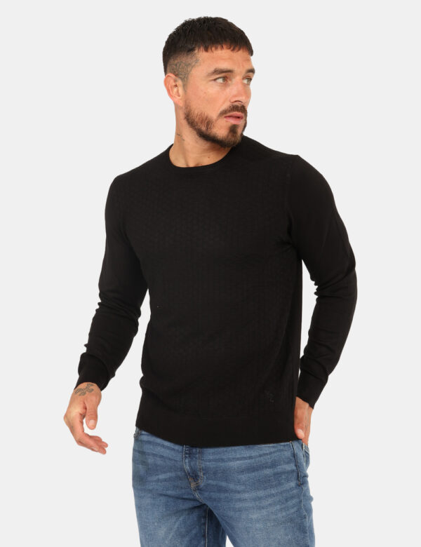 Maglione Yes Zee Nero - Maglione classico, girocollo, con trama intrecciata e in total nero. La vestibilità è morbida e rego