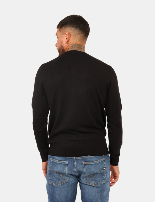 Maglione Yes Zee Nero - Maglione classico, girocollo, con trama intrecciata e in total nero. La vestibilità è morbida e rego