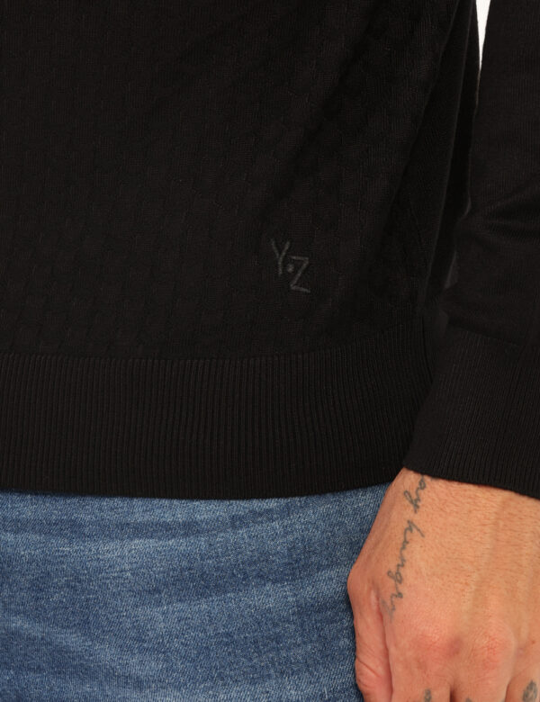 Maglione Yes Zee Nero - Maglione classico, girocollo, con trama intrecciata e in total nero. La vestibilità è morbida e rego