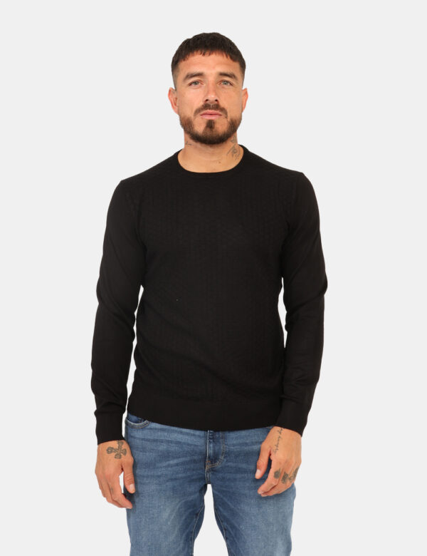 Maglione Yes Zee Nero - Maglione classico, girocollo, con trama intrecciata e in total nero. La vestibilità è morbida e rego