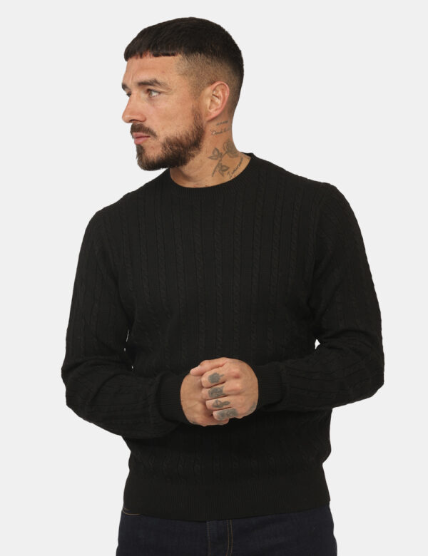 Maglione Yes Zee Beige - Maglione classico con trama intrecciata, in total beige. La vestibilità è morbida e regolare. Il ma
