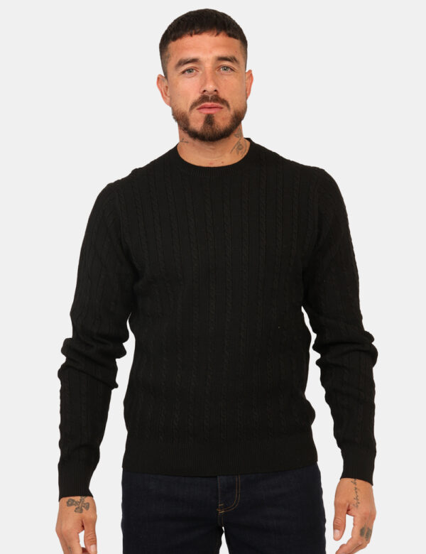 Maglione Yes Zee Beige - Maglione classico con trama intrecciata, in total beige. La vestibilità è morbida e regolare. Il ma