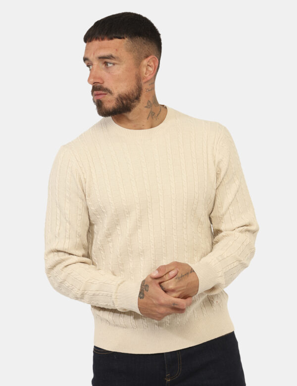 Maglione Yes Zee Nero - Maglione classico con trama intrecciata, in total nero. La vestibilità è morbida e regolare. Il magl