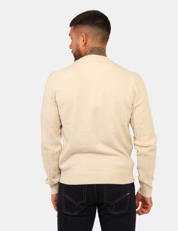 Maglione Yes Zee Nero - Maglione classico con trama intrecciata, in total nero. La vestibilità è morbida e regolare. Il magl