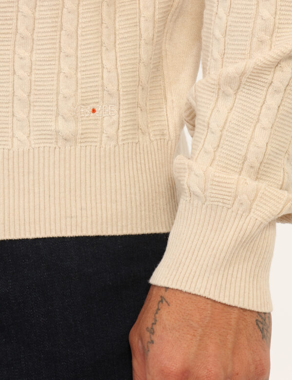 Maglione Yes Zee Nero - Maglione classico con trama intrecciata, in total nero. La vestibilità è morbida e regolare. Il magl