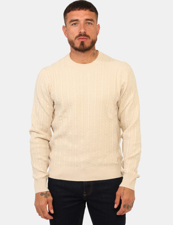 Maglione Yes Zee Nero - Maglione classico con trama intrecciata, in total nero. La vestibilità è morbida e regolare. Il magl
