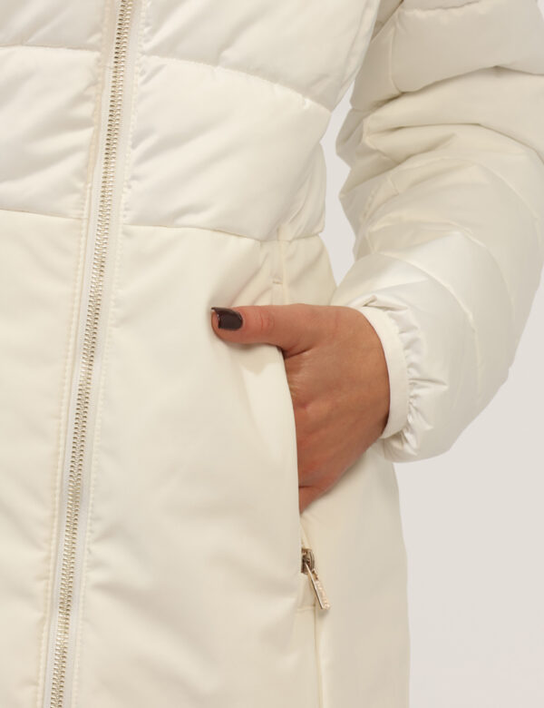 Giacca Yes Zee Bianco - Piumino lungo con cappuccio. Vestibilità scarsa.Cod. art. O003 M800 OAVi ricordiamo che tutti i nost