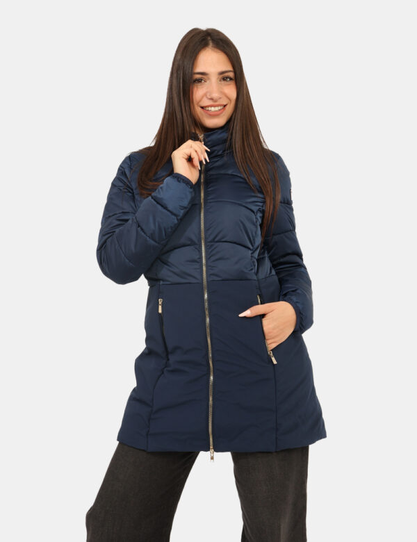 Piumino Yes Zee Blu - Piumino lungo, con cappuccio, in total blu navy e dettagli dorati, con collo alto. Presenti tasche a t