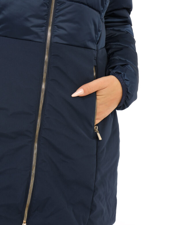 Piumino Yes Zee Blu - Piumino lungo, con cappuccio, in total blu navy e dettagli dorati, con collo alto. Presenti tasche a t
