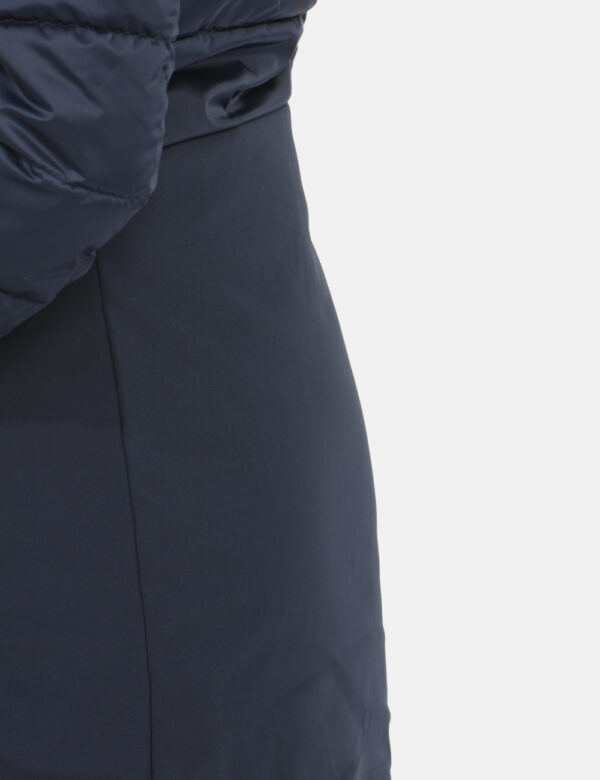 Piumino Yes Zee Blu - Piumino lungo, con cappuccio, in total blu navy e dettagli dorati, con collo alto. Presenti tasche a t