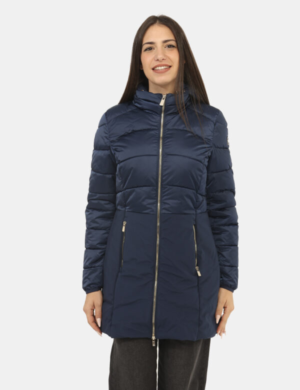 Piumino Yes Zee Blu - Piumino lungo, con cappuccio, in total blu navy e dettagli dorati, con collo alto. Presenti tasche a t