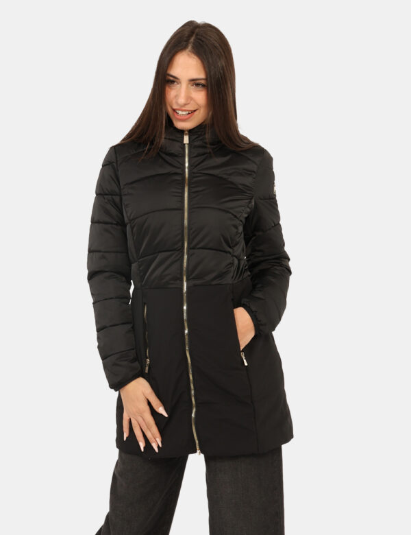 Piumino Yes Zee Nero - Piumino lungo, con cappuccio, in total nero e dettagli dorati, con collo alto. Presenti tasche a tagl