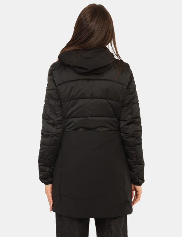 Piumino Yes Zee Nero - Piumino lungo, con cappuccio, in total nero e dettagli dorati, con collo alto. Presenti tasche a tagl