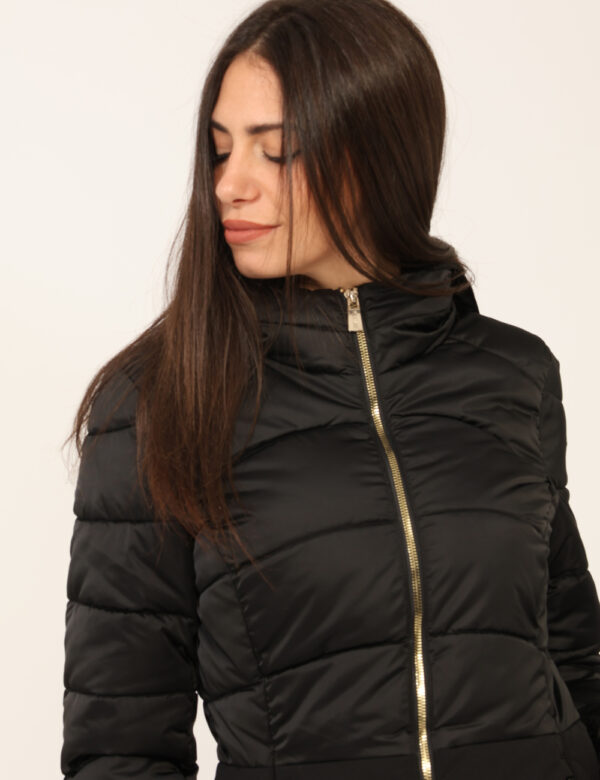 Piumino Yes Zee Nero - Piumino lungo, con cappuccio, in total nero e dettagli dorati, con collo alto. Presenti tasche a tagl