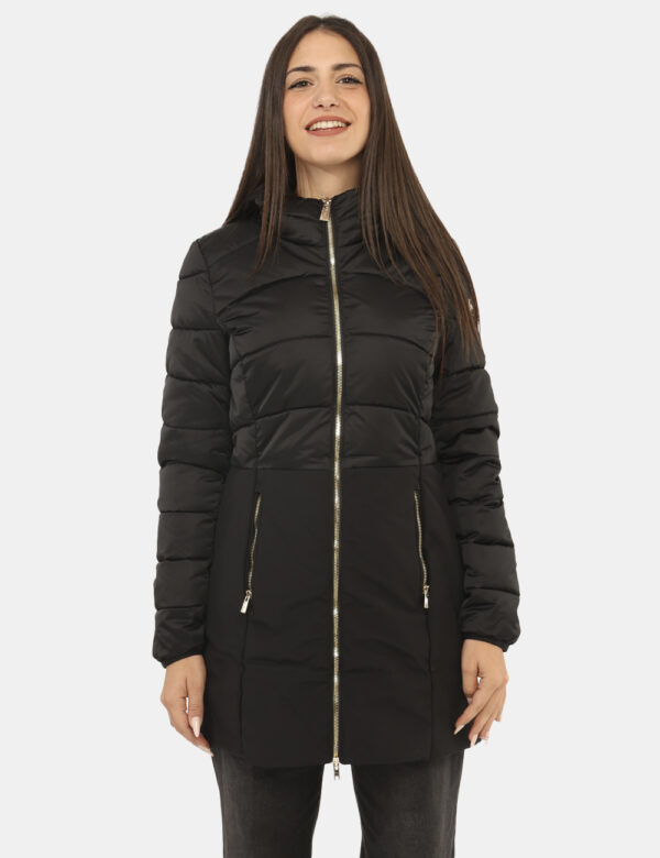 Piumino Yes Zee Nero - Piumino lungo, con cappuccio, in total nero e dettagli dorati, con collo alto. Presenti tasche a tagl