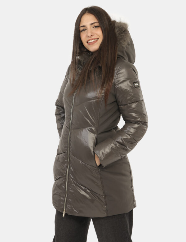 Piumino Yes Zee Grigio - Piumino lungo a collo alto, con cappuccio e fake fur, in total grigio con tasche a scomparsa e chiu