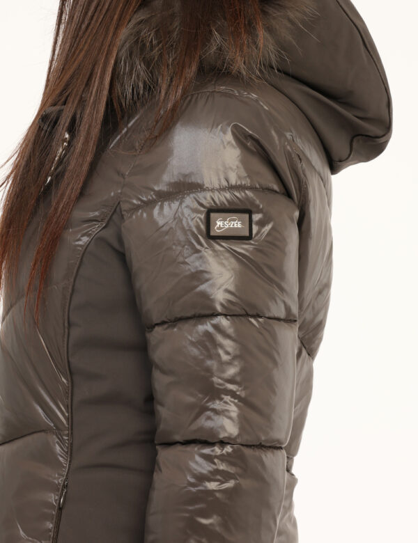 Piumino Yes Zee Grigio - Piumino lungo a collo alto, con cappuccio e fake fur, in total grigio con tasche a scomparsa e chiu