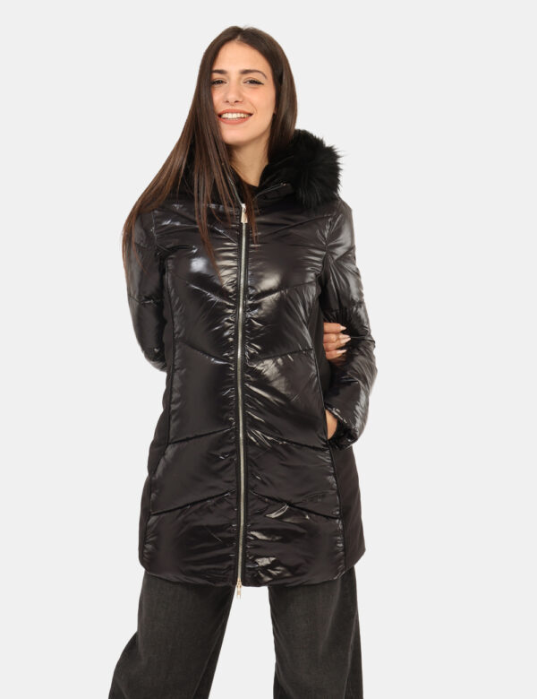 Piumino Yes Zee Nero - Piumino lungo a collo alto, con cappuccio e fake fur, in total nero con tasche a scomparsa e chiusura