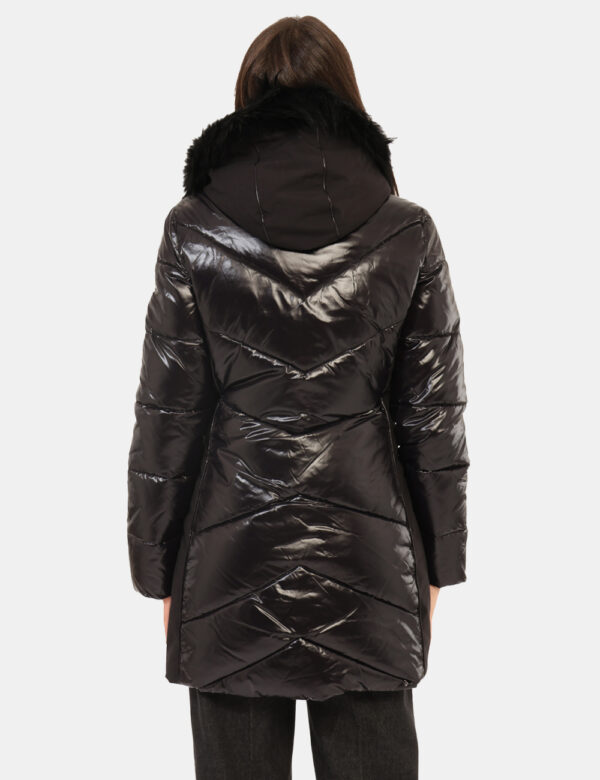 Piumino Yes Zee Nero - Piumino lungo a collo alto, con cappuccio e fake fur, in total nero con tasche a scomparsa e chiusura