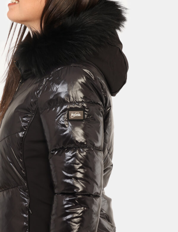 Piumino Yes Zee Nero - Piumino lungo a collo alto, con cappuccio e fake fur, in total nero con tasche a scomparsa e chiusura
