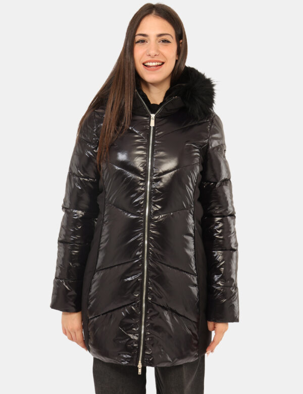 Piumino Yes Zee Nero - Piumino lungo a collo alto, con cappuccio e fake fur, in total nero con tasche a scomparsa e chiusura