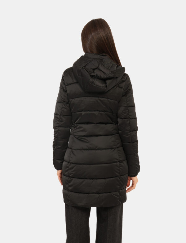 Piumino Yes Zee Nero - Piumino lungo, con cappuccio, in total nero e con dettagli dorati. Presenti tasche a taglio trasversa