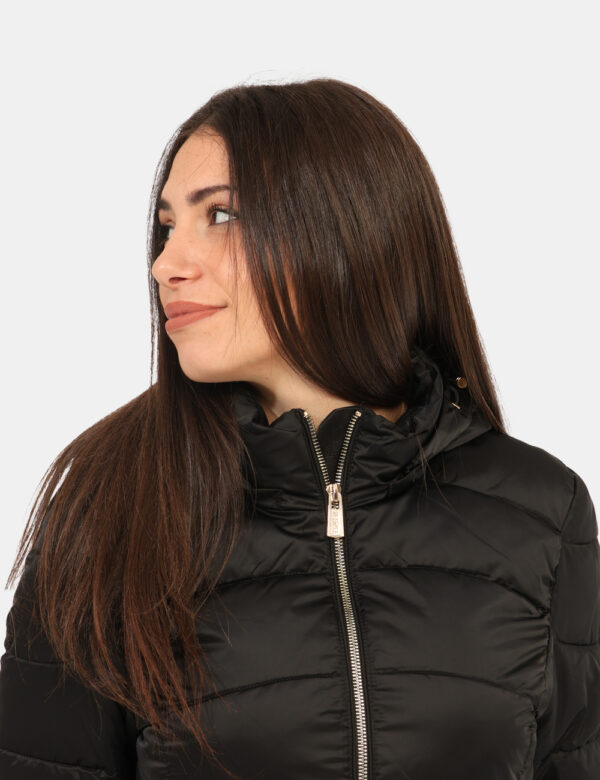 Piumino Yes Zee Nero - Piumino lungo, con cappuccio, in total nero e con dettagli dorati. Presenti tasche a taglio trasversa