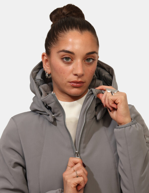 Giacca Yes Zee Grigio - Piumino lungo con cappuccio. Vestibilità scarsa.Cod. art. O047 L300 OAVi ricordiamo che tutti i nost
