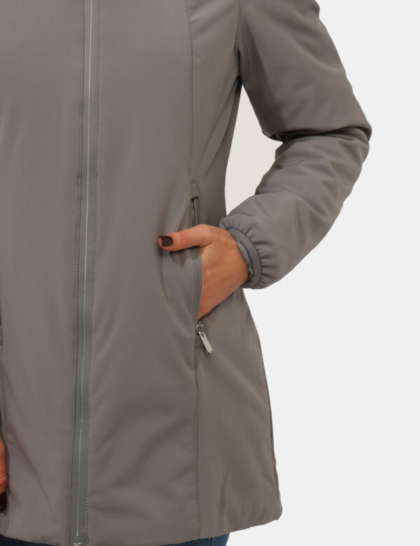 Giacca Yes Zee Grigio - Piumino lungo con cappuccio. Vestibilità scarsa.Cod. art. O047 L300 OAVi ricordiamo che tutti i nost