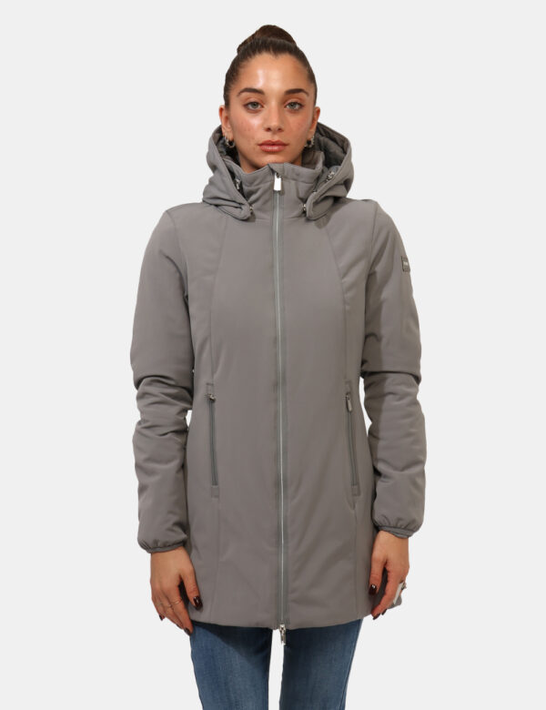 Giacca Yes Zee Grigio - Piumino lungo con cappuccio. Vestibilità scarsa.Cod. art. O047 L300 OAVi ricordiamo che tutti i nost
