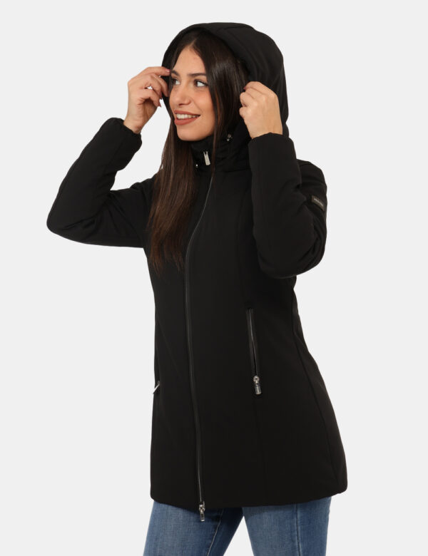 Giacca Yes Zee Nero - Giacca invernale con cappuccio removibile, in total nero, con patch logo brand e tasche a taglio trasv