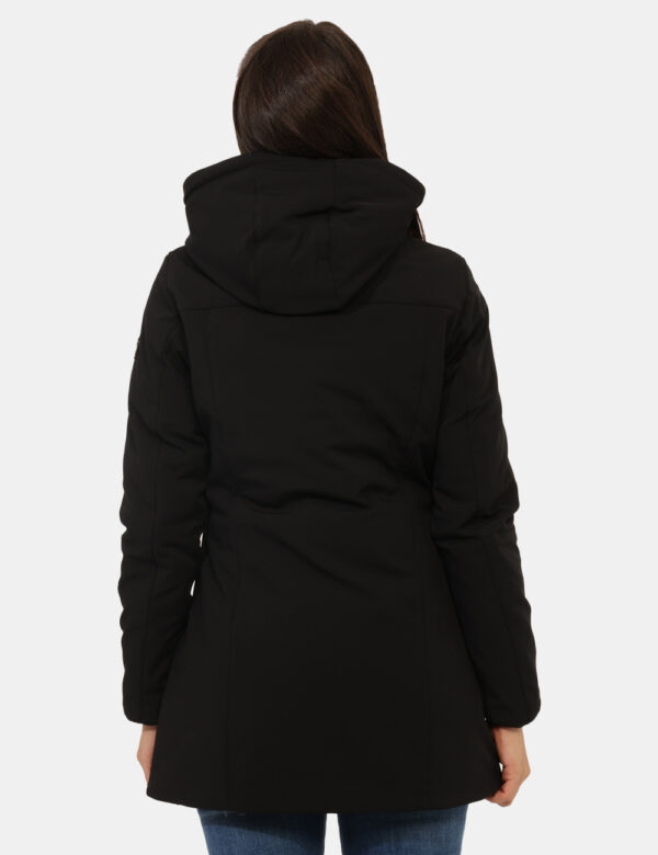 Giacca Yes Zee Nero - Giacca invernale con cappuccio removibile, in total nero, con patch logo brand e tasche a taglio trasv