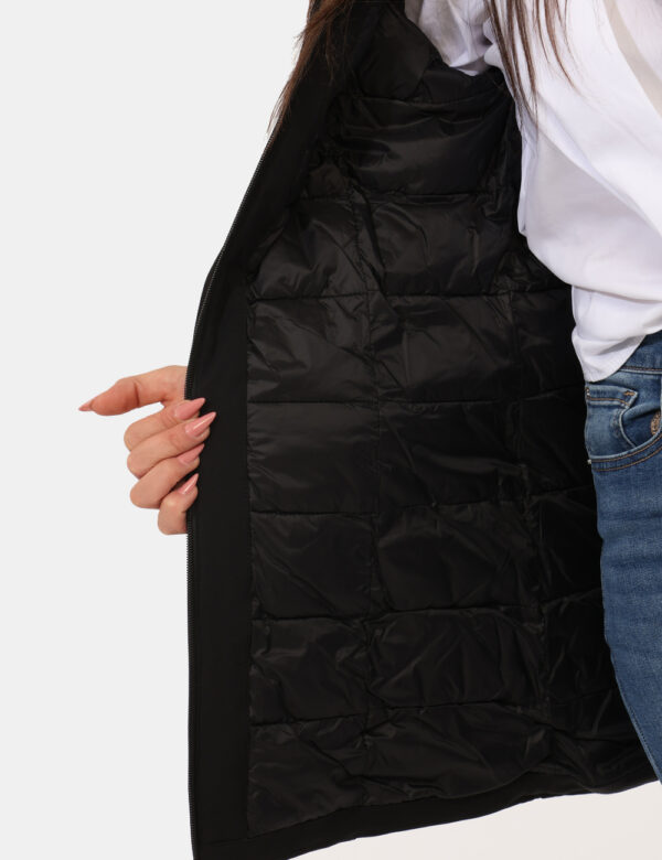 Giacca Yes Zee Nero - Giacca invernale con cappuccio removibile, in total nero, con patch logo brand e tasche a taglio trasv
