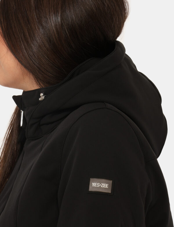Giacca Yes Zee Nero - Giacca invernale con cappuccio removibile, in total nero, con patch logo brand e tasche a taglio trasv