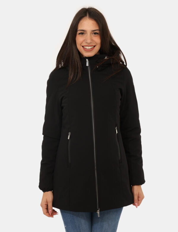 Giacca Yes Zee Nero - Giacca invernale con cappuccio removibile, in total nero, con patch logo brand e tasche a taglio trasv