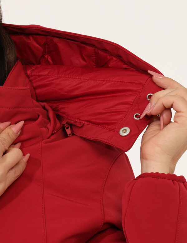 Giacca Yes Zee Rosso - Giacca invernale con cappuccio removibile, in total rosso scuro, con patch logo brand e tasche a tagl
