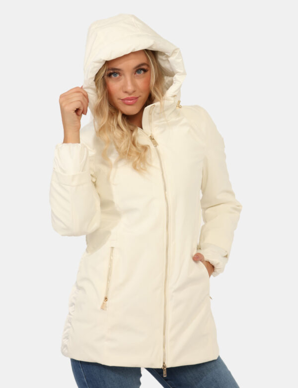 Giacca Yes Zee Bianco - Giacca invernale total bianco avorio, con cappuccio, dettagli dorati e tasche a taglio trasversale.