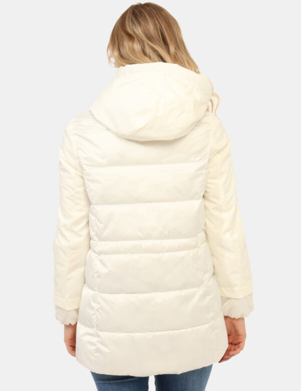 Giacca Yes Zee Bianco - Giacca invernale total bianco avorio, con cappuccio, dettagli dorati e tasche a taglio trasversale.