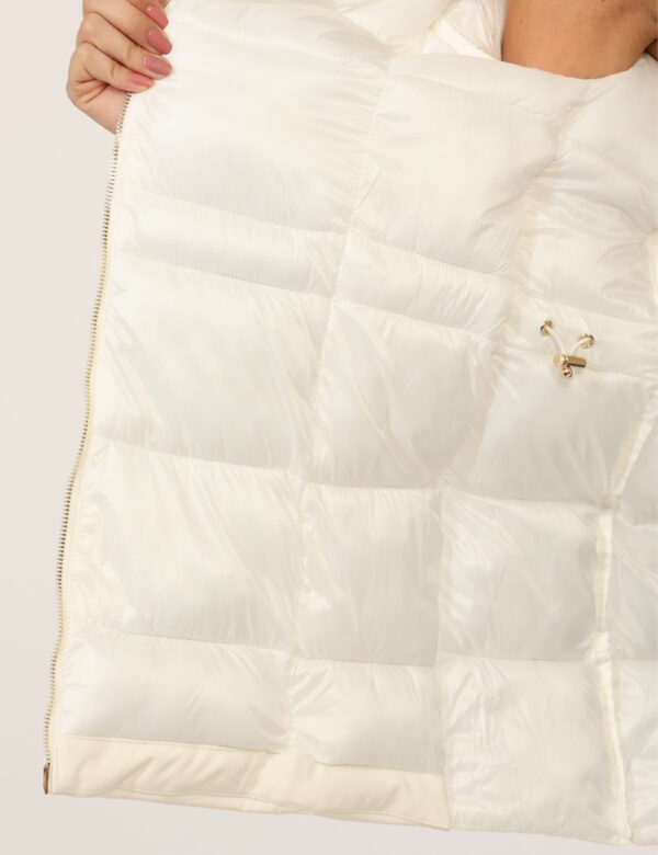 Giacca Yes Zee Bianco - Giacca invernale total bianco avorio, con cappuccio, dettagli dorati e tasche a taglio trasversale.