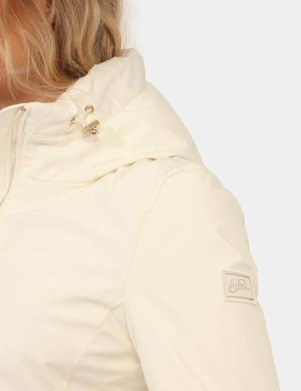 Giacca Yes Zee Bianco - Giacca invernale total bianco avorio, con cappuccio, dettagli dorati e tasche a taglio trasversale.