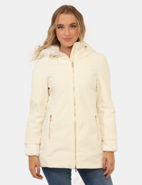 Giacca Yes Zee Bianco - Giacca invernale total bianco avorio, con cappuccio, dettagli dorati e tasche a taglio trasversale.