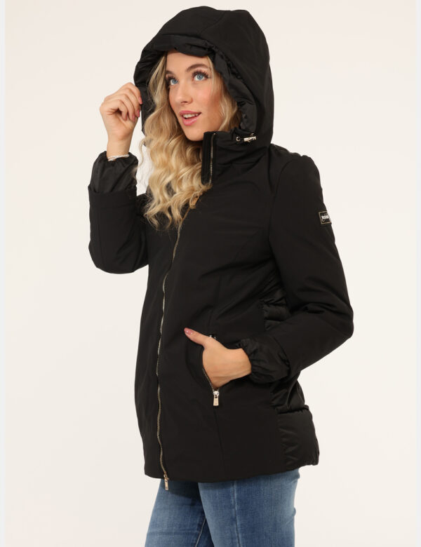 Giacca Yes Zee Nero - Giacca invernale total nero, con cappuccio, dettagli dorati e tasche a taglio trasversale. La vestibil