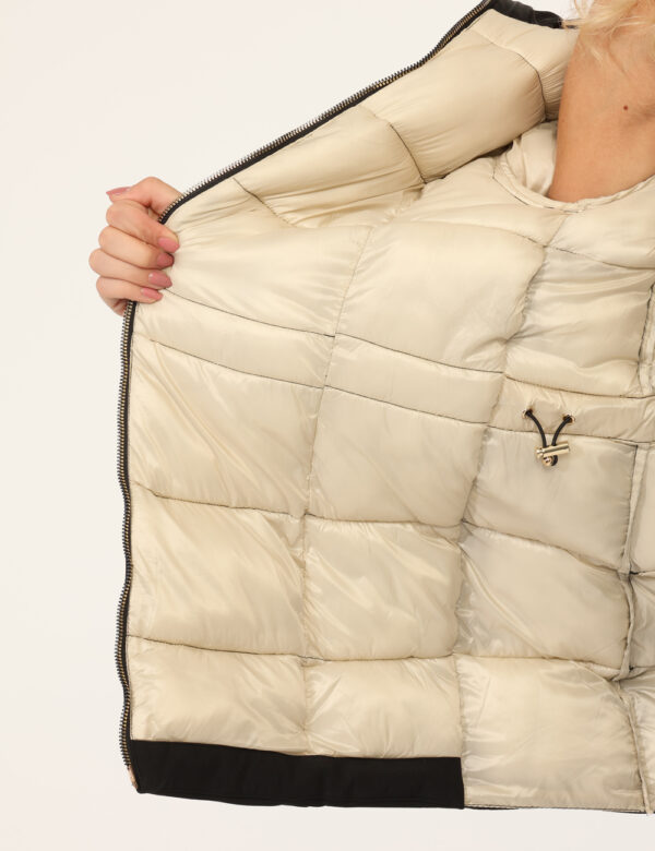 Giacca Yes Zee Nero - Giacca invernale total nero, con cappuccio, dettagli dorati e tasche a taglio trasversale. La vestibil