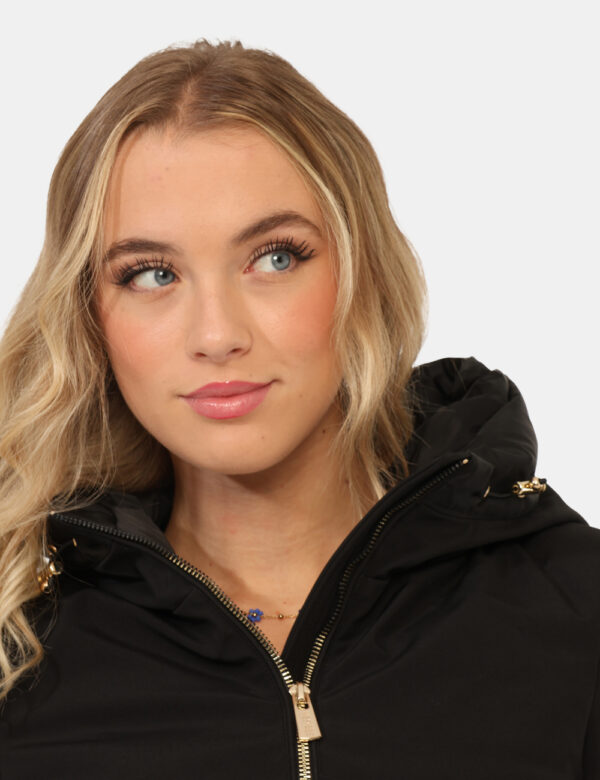 Giacca Yes Zee Nero - Giacca invernale total nero, con cappuccio, dettagli dorati e tasche a taglio trasversale. La vestibil