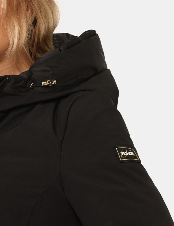 Giacca Yes Zee Nero - Giacca invernale total nero, con cappuccio, dettagli dorati e tasche a taglio trasversale. La vestibil