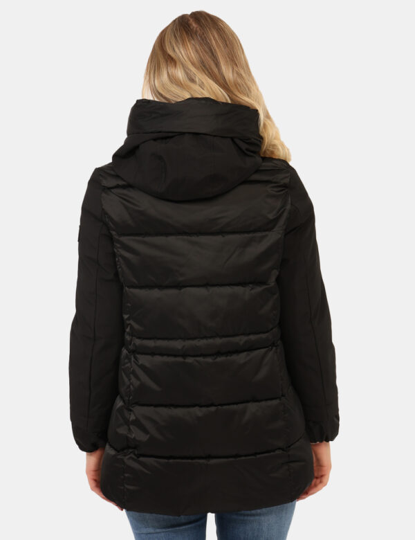 Giacca Yes Zee Nero - Giacca invernale total nero, con cappuccio, dettagli dorati e tasche a taglio trasversale. La vestibil