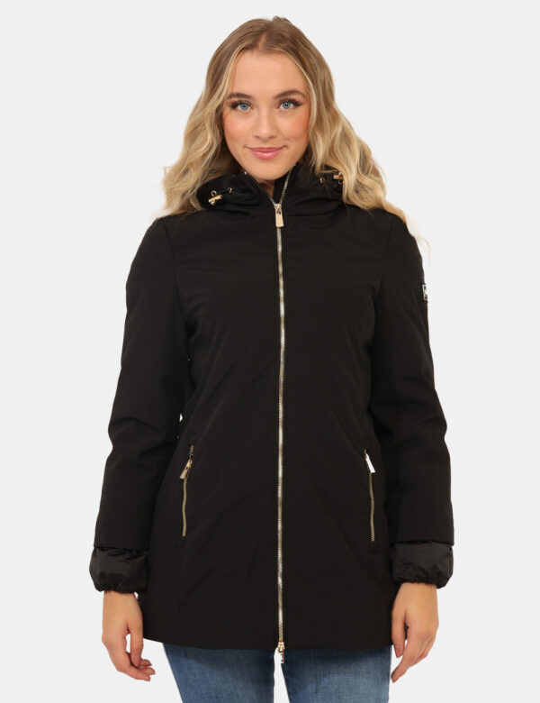 Giacca Yes Zee Nero - Giacca invernale total nero, con cappuccio, dettagli dorati e tasche a taglio trasversale. La vestibil
