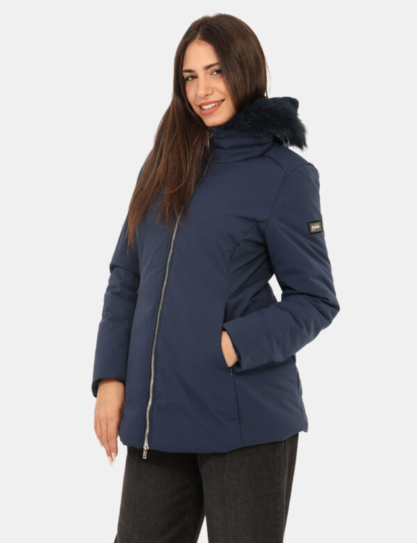 Giacca Yes Zee Blu - Giacca invernale con cappuccio arricchito da fake furo, in total blu navy, con interno simil piumino co
